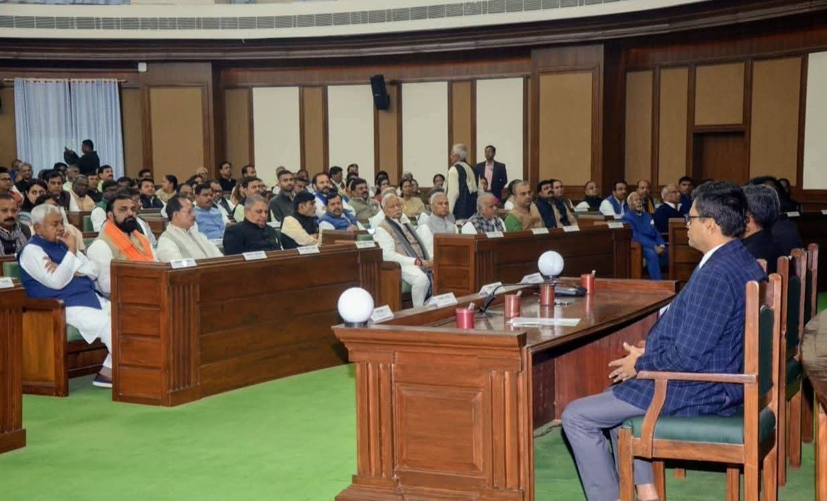 JDUUmeshSingh's tweet image. आज 18वीं बिहार विधानसभा के संयुक्त सदन में महामहिम राज्यपाल श्री आरिफ़ मोहम्मद ख़ान ने अपने अभिभाषण में बिहार सरकार की गरीब कल्याण, सामाजिक न्याय और समग्र विकास से जुड़ी प्राथमिकताओं को रेखांकित किया। उनके संबोधन ने राज्य के विकास की दिशा, सरकार की नीतिगत प्रतिबद्धताओं और आगामी…