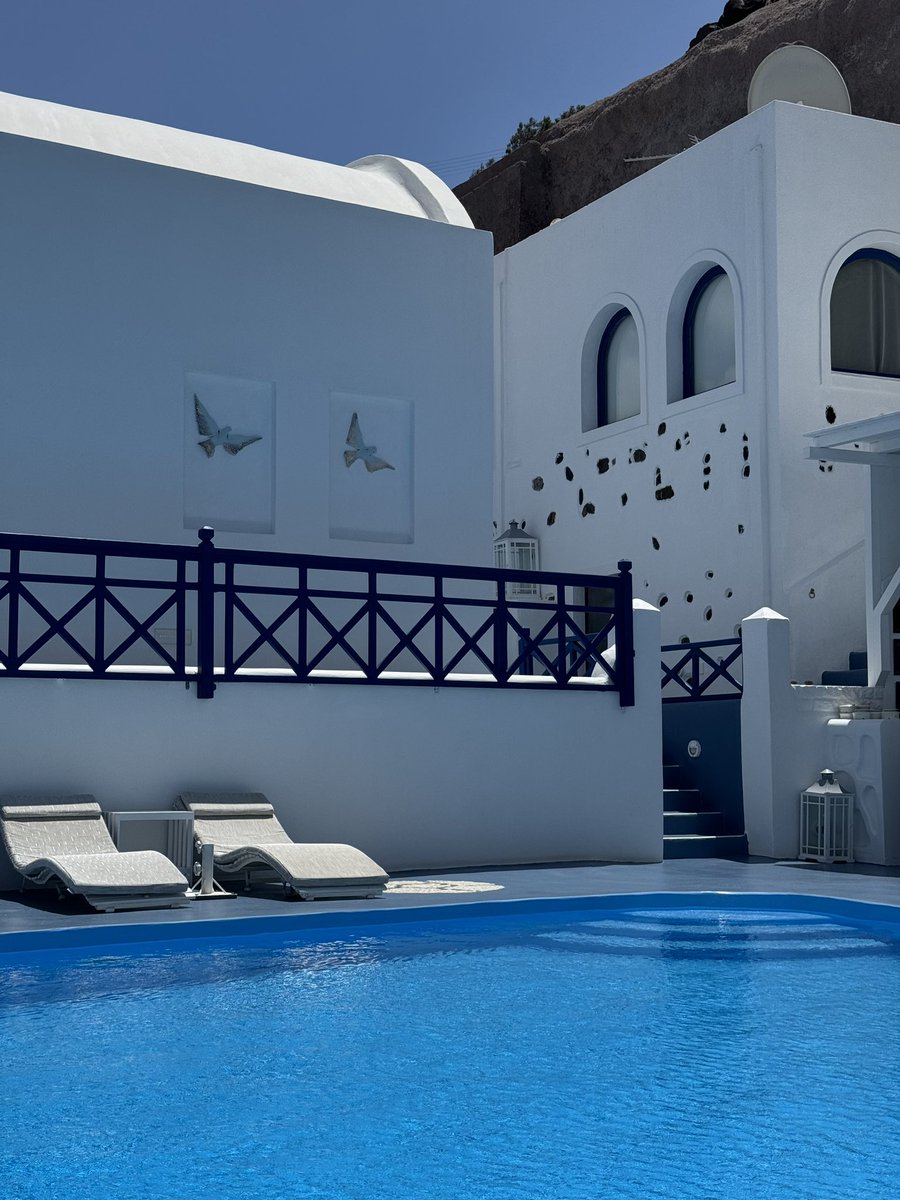 Astarte_Suites's tweet image. Infinity pools. Caldera views. Pure romance.  
Escape to Astarte Suites – Santorini’s most seductive boutique hotel 💙  
Book your suite now 👉 astartesuites.reserve-online.net/about

#Santorini #AstarteSuites #LuxuryTravel #Greece