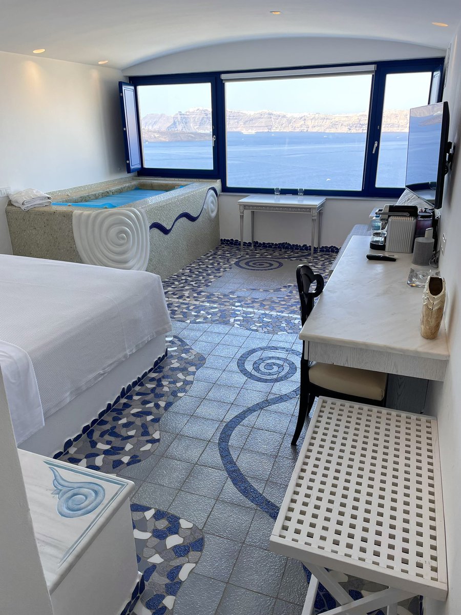 Astarte_Suites's tweet image. Infinity pools. Caldera views. Pure romance.  
Escape to Astarte Suites – Santorini’s most seductive boutique hotel 💙  
Book your suite now 👉 astartesuites.reserve-online.net/about

#Santorini #AstarteSuites #LuxuryTravel #Greece