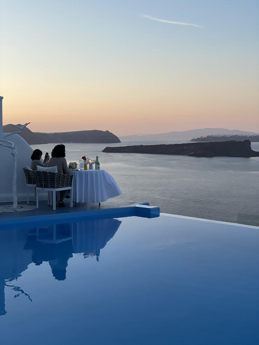 Astarte_Suites's tweet image. Infinity pools. Caldera views. Pure romance.  
Escape to Astarte Suites – Santorini’s most seductive boutique hotel 💙  
Book your suite now 👉 astartesuites.reserve-online.net/about

#Santorini #AstarteSuites #LuxuryTravel #Greece