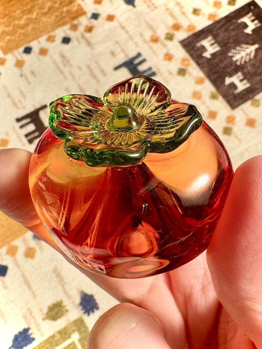柿のガラスのオブジェ！ずっしり重くてかわいい🍊
