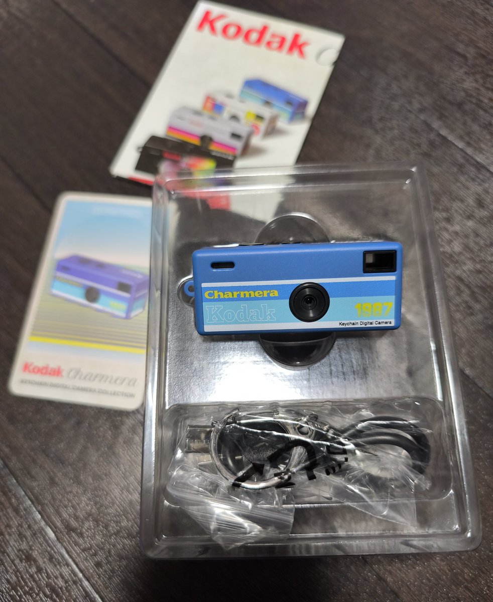 定価で買えたkodak charmeraが届いた〜。欲しかった青が出て大当たり