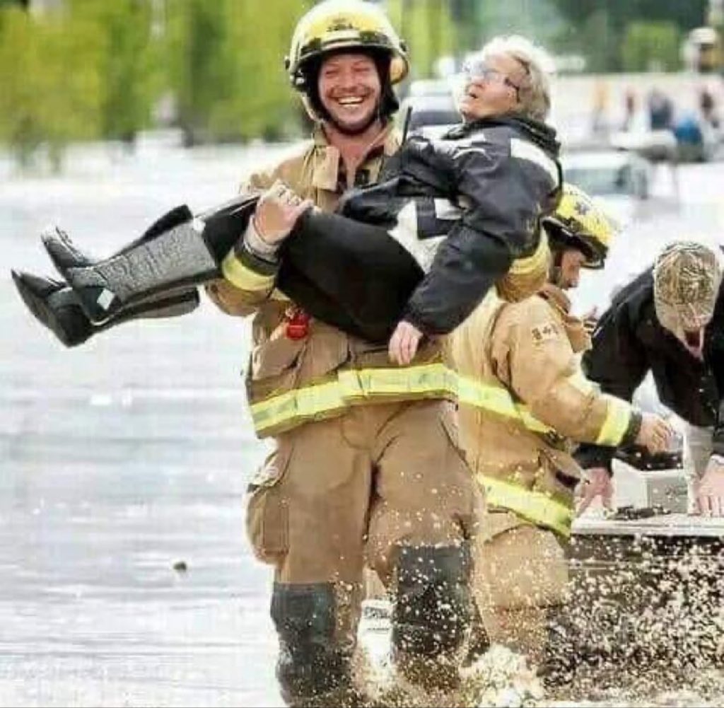 siradisi_bilim's tweet image. İtfaiyeciye, bu yaşlı kadını kurtarırken neden güldüğü sormuşlar...
Yaşlı kadının kendisine şöyle dediğini söyledi: &quot;Bana düğün gecemi hatırlattın...”