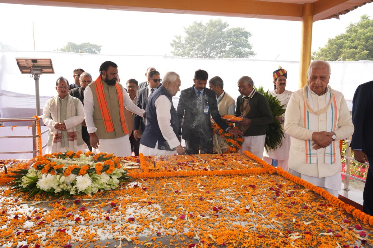 राज्यपाल ने राजेन्द्र घाट, पटना स्थित राजेन्द्र बाबू की समाधि पर भी पुष्पचक्र अर्पित कर उन्हें भावपूर्ण श्रद्धांजलि दी।