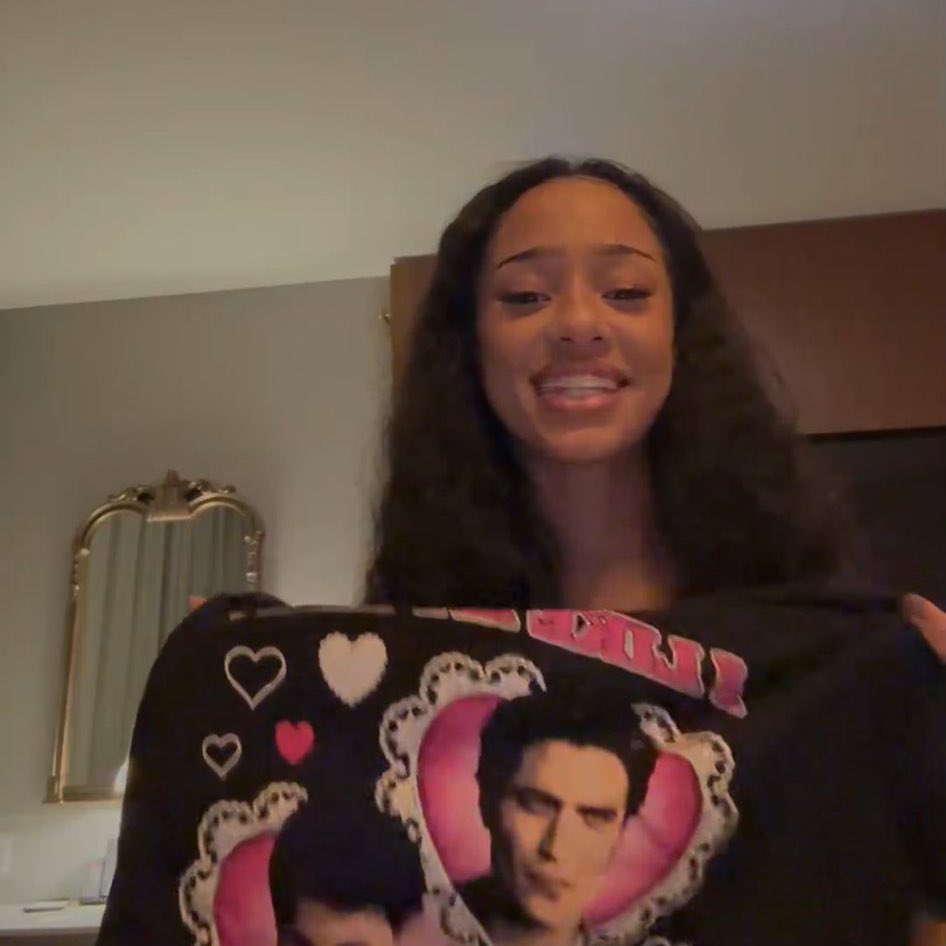 manon using her adult money to fuel her twilight obsession she’s sooo😭😭