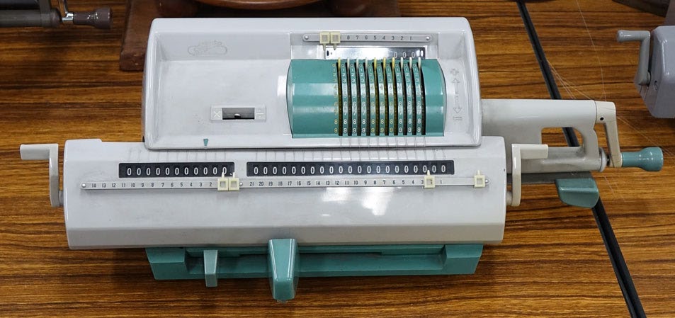所蔵品紹介】機械式卓上計算器 タイガー計算器 1970年頃