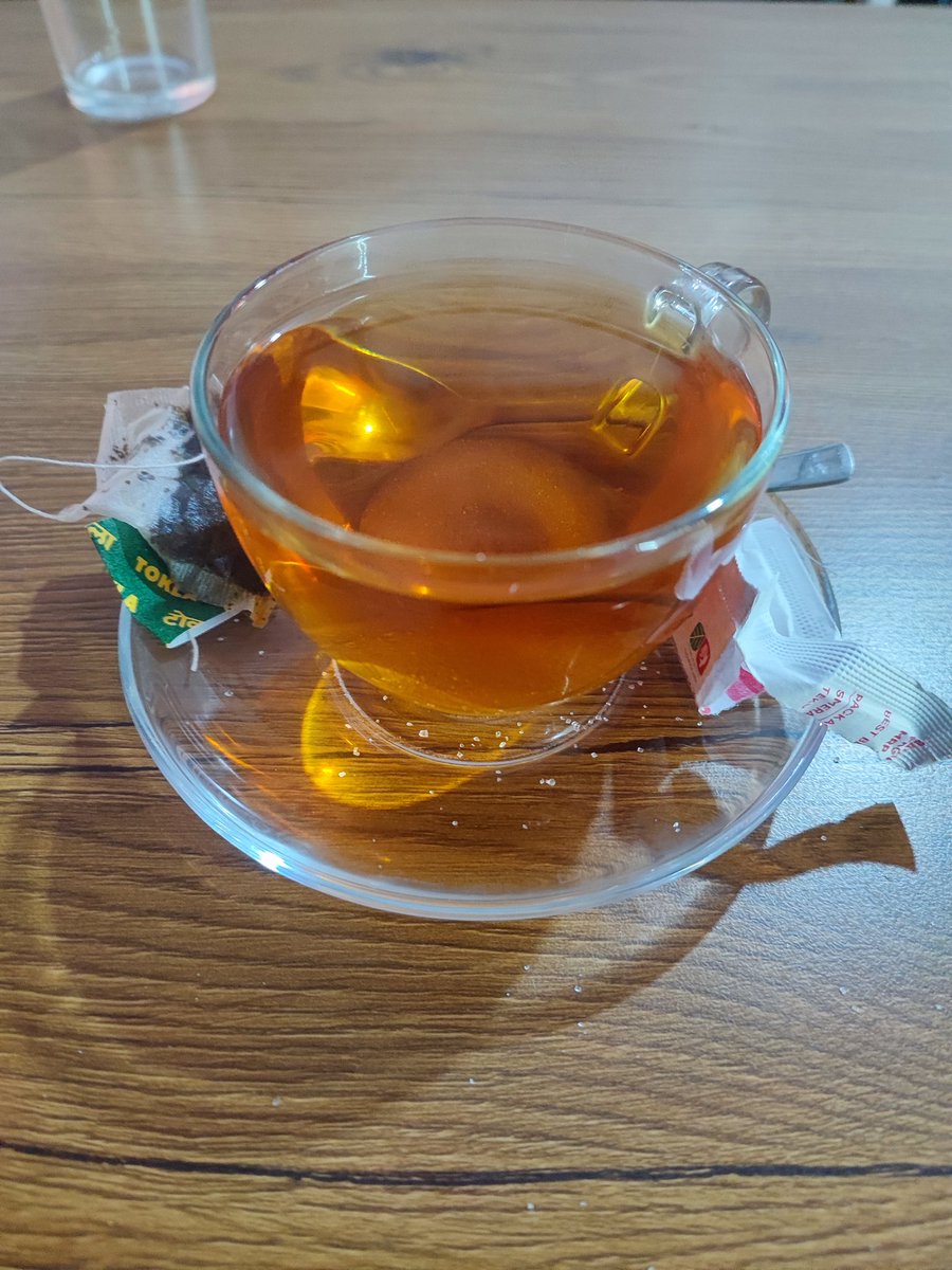 ThuloKeto's tweet image. यो चियापत्तीको थैलो चाँही यसरी झिकेर छेउमा राख्ने हो कि त्यही डुबाइ राखेर पिउने हो? के भन्च शास्त्रले?