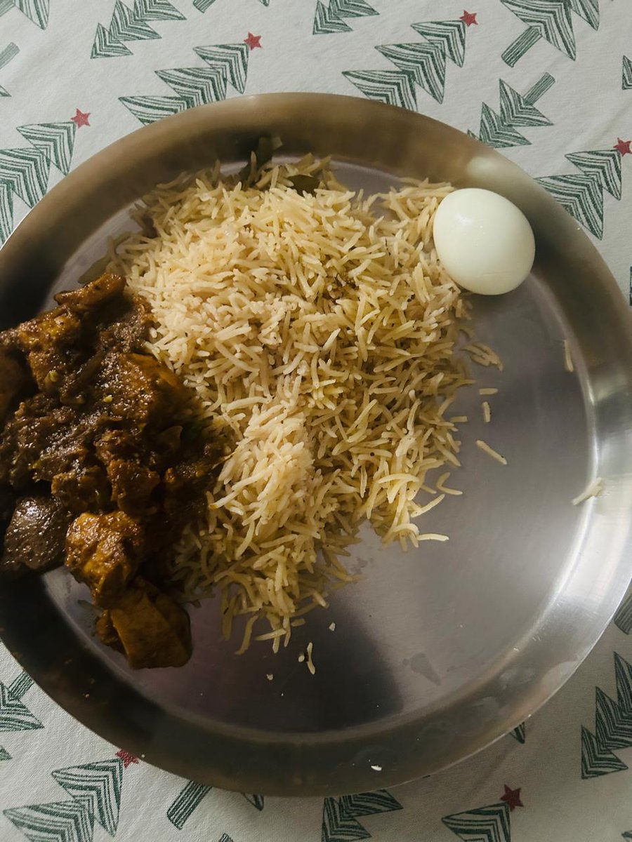 RISK_AJAY's tweet photo. Good morning Mithron 😁😁
#ChickenDry roast with Pulav
#KitchenDaires
#BrunchBox https://t.co/vB2nTALRud