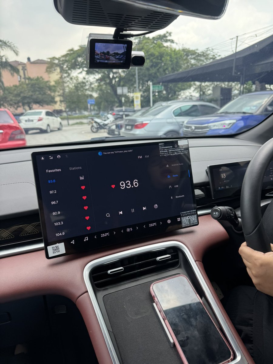 Korang bukak station ni 93.6, takda dj takda iklan, dia bukak lagu je 24 jam.