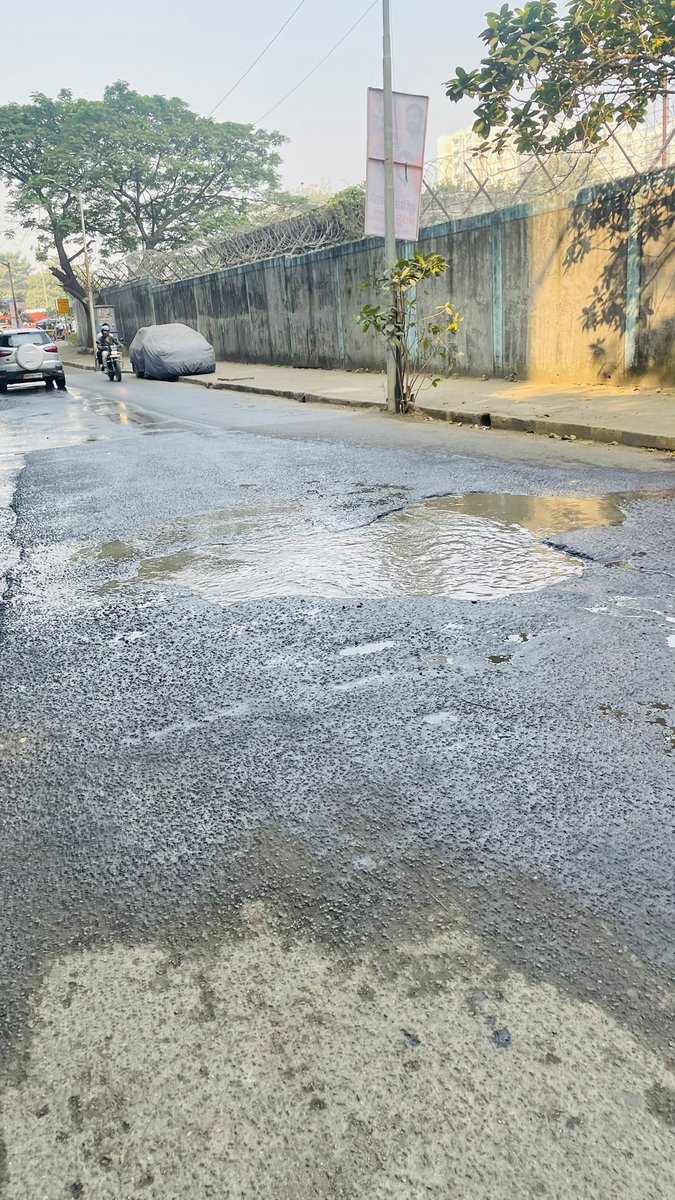 amitJkhatri's tweet photo. More than 15 days, still drainage is open on the road near Bandra colony Metro station.

@mybmc @MumbaiMetro3 https://t.co/u2dlm2EF2z