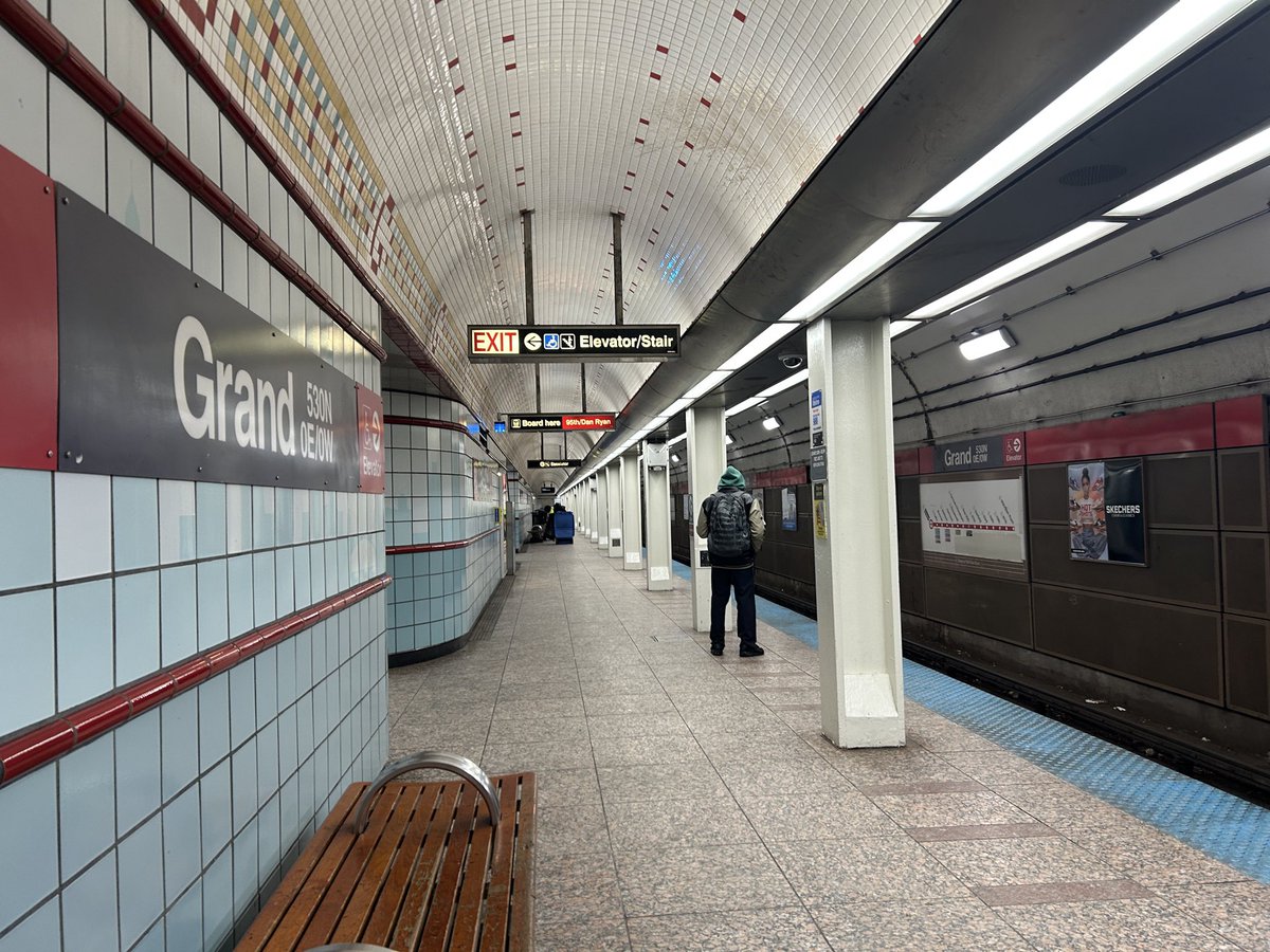 原稿書きが一旦落ち着いたのでちょっと散策。歩道は残雪&amp;寒さでちょっと凍ってるところもあります。マグニフィセントマイルにある世界最大らしいスタバを覗いたり買い物したりして、寒すぎて帰りは地下鉄