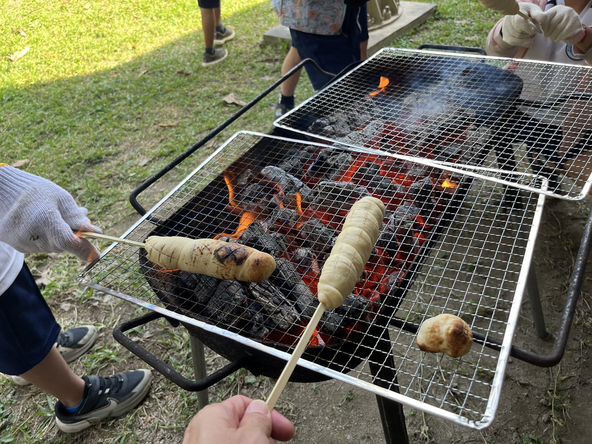 AmicusOkinawa's tweet photo. 2学年　校外学習

自分たちで巻いたパンを、火で焼いて食べました！
子どもたちは口々に「おいしい！もっと食べたい！」と言っていました。 https://t.co/OIai5CBwnK
