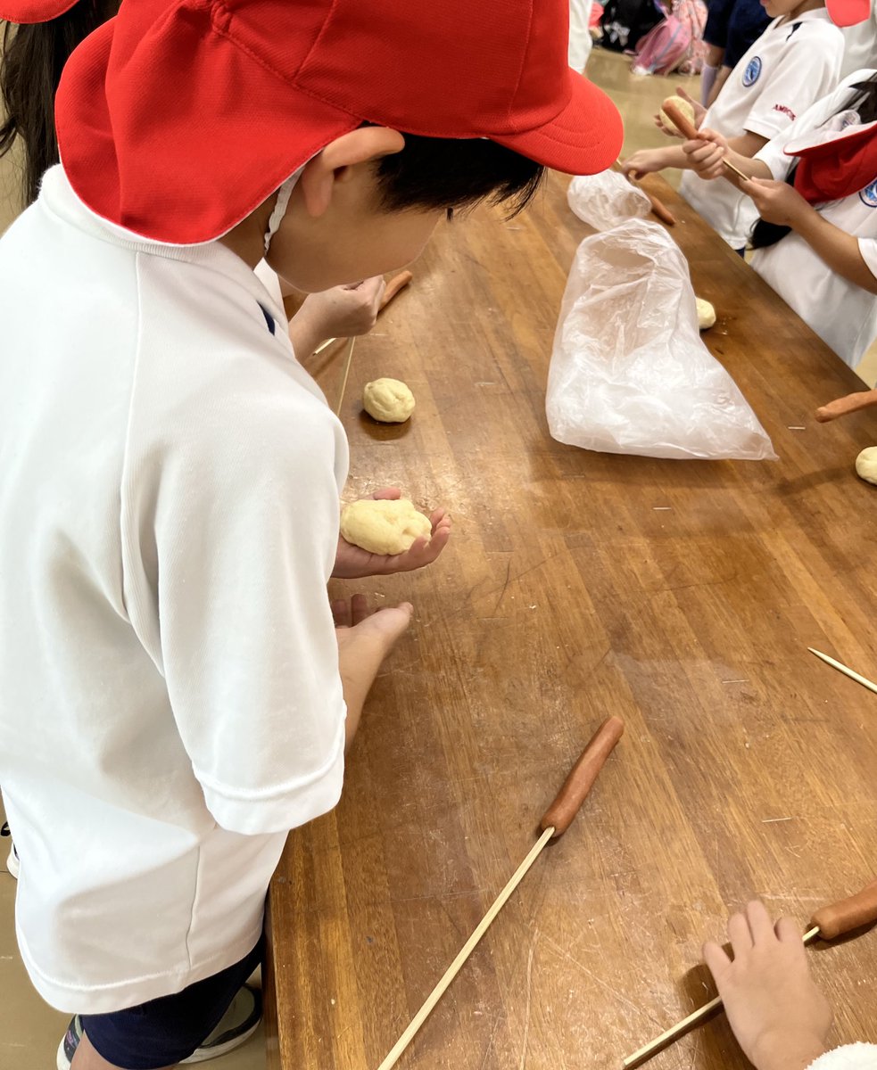 AmicusOkinawa's tweet photo. 2学年　校外学習

自分たちで巻いたパンを、火で焼いて食べました！
子どもたちは口々に「おいしい！もっと食べたい！」と言っていました。 https://t.co/OIai5CBwnK