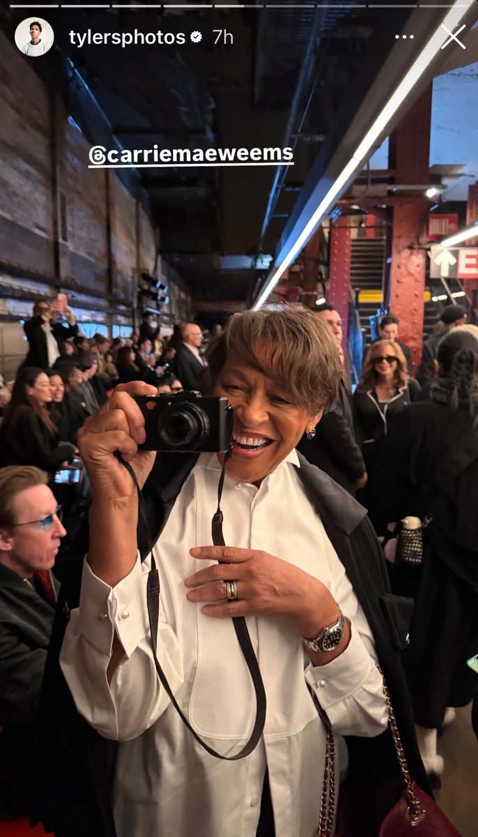 flyrebel's tweet image. Carrie Mae Weems at the Chanel Metiers d’art show w her camera is my favorite thing.