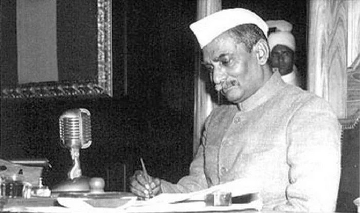 AdvVeerAditya's tweet photo. देश के प्रथम राष्ट्रपति और महान स्वतंत्रता सेनानी, भारत रत्न डॉ. राजेंद्र प्रसाद जी की जयंती पर कोटि-कोटि नमन।🙏
मातृभूमि के प्रति आपका अप्रतिम प्रेम, राष्ट्रनिर्माण के प्रति अविस्मरणीय योगदान हर भारतवासी के हृदय में चिरस्थायी स्मृति रहेगा।

#डॉ_राजेंद्र_प्रसाद
#DrRajendraPrasad https://t.co/dbauyI8nnj