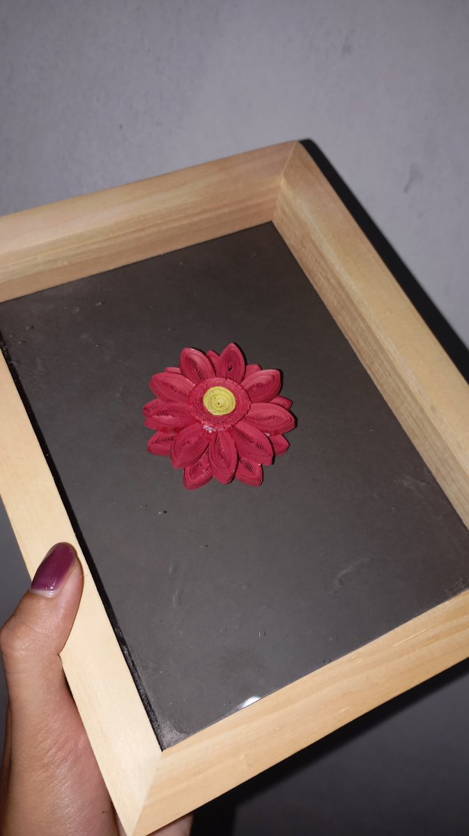 Madeear1's tweet image. Belakangan ini lagi suka bkin paper quilling 🌷