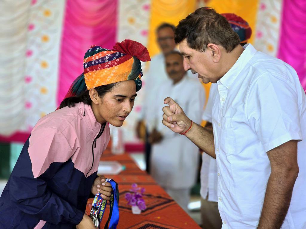 थार की बेटी का कमाल!
संबलपुर सीनियर नेशनल चैंपियनशिप में राजस्थान की साइकिलिस्ट मंजू चौधरी ने 60 KM टीम टाइम ट्रायल में रजत पदक जीतकर बायतु और राजस्थान का मान बढ़ाया।
मंजू पहले भी कई राष्ट्रीय मेडल जीत चुकी हैं।
<a href="/cyclistmanju/">MANJU CHOUDHARY 🚴‍♀️🇮🇳</a> <a href="/Barmer_Harish/">Harish Chaudhary</a>