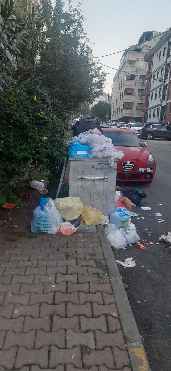 sinemgy's tweet photo. Burasi Maltepe, Altintepe Mahallesi Bu çöpleri ne zaman aldırmayı planlıyorsunuz? @MaltepeBelTr https://t.co/zBB2ODHxC3