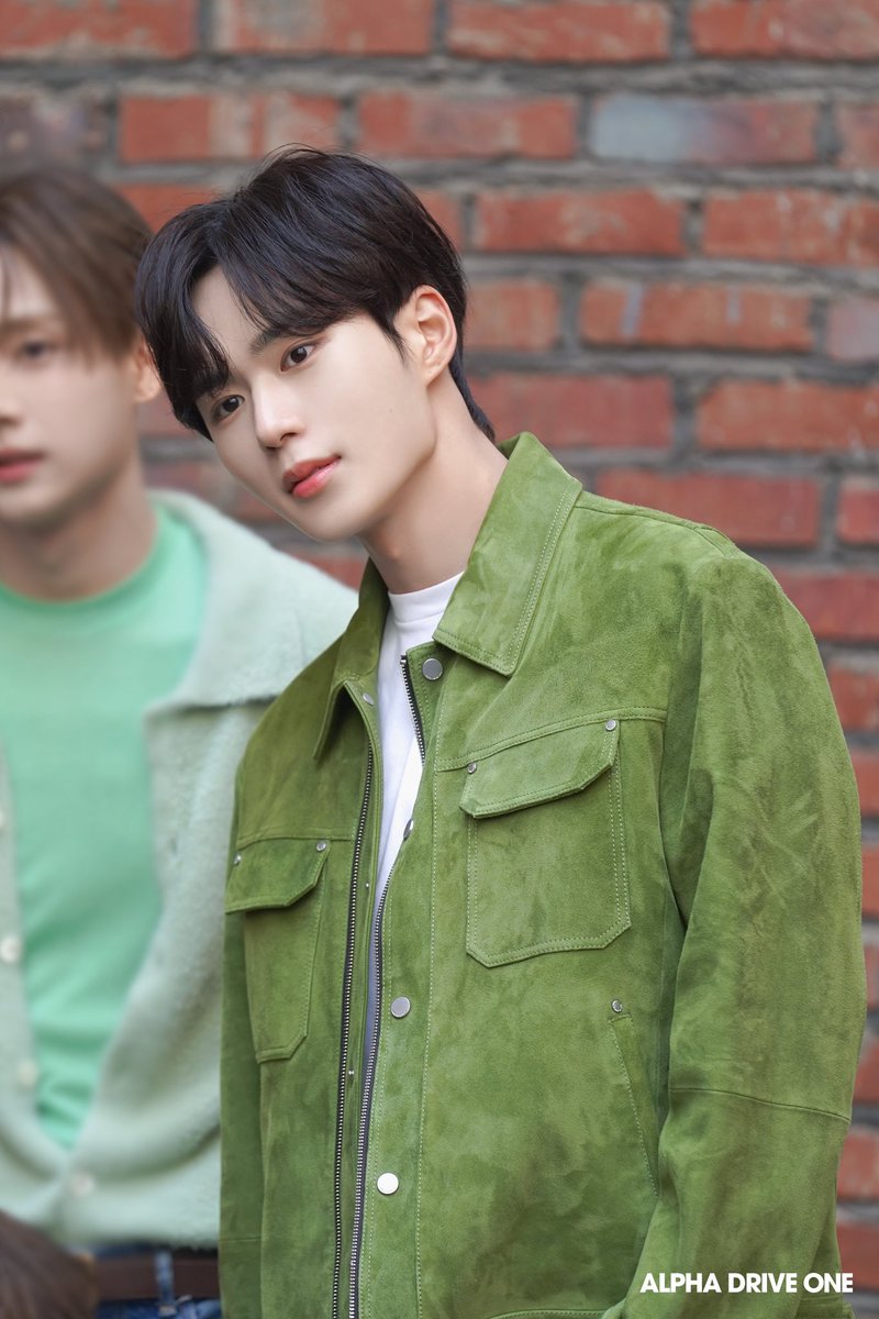 kumzzan's tweet photo. 251203 플러스챗 

브링그린 비하인드 포토

#준서 #JUNSEO  
#알파드라이브원 #ALPHADRIVEONE #ALD1 https://t.co/oKfpxdYlmt