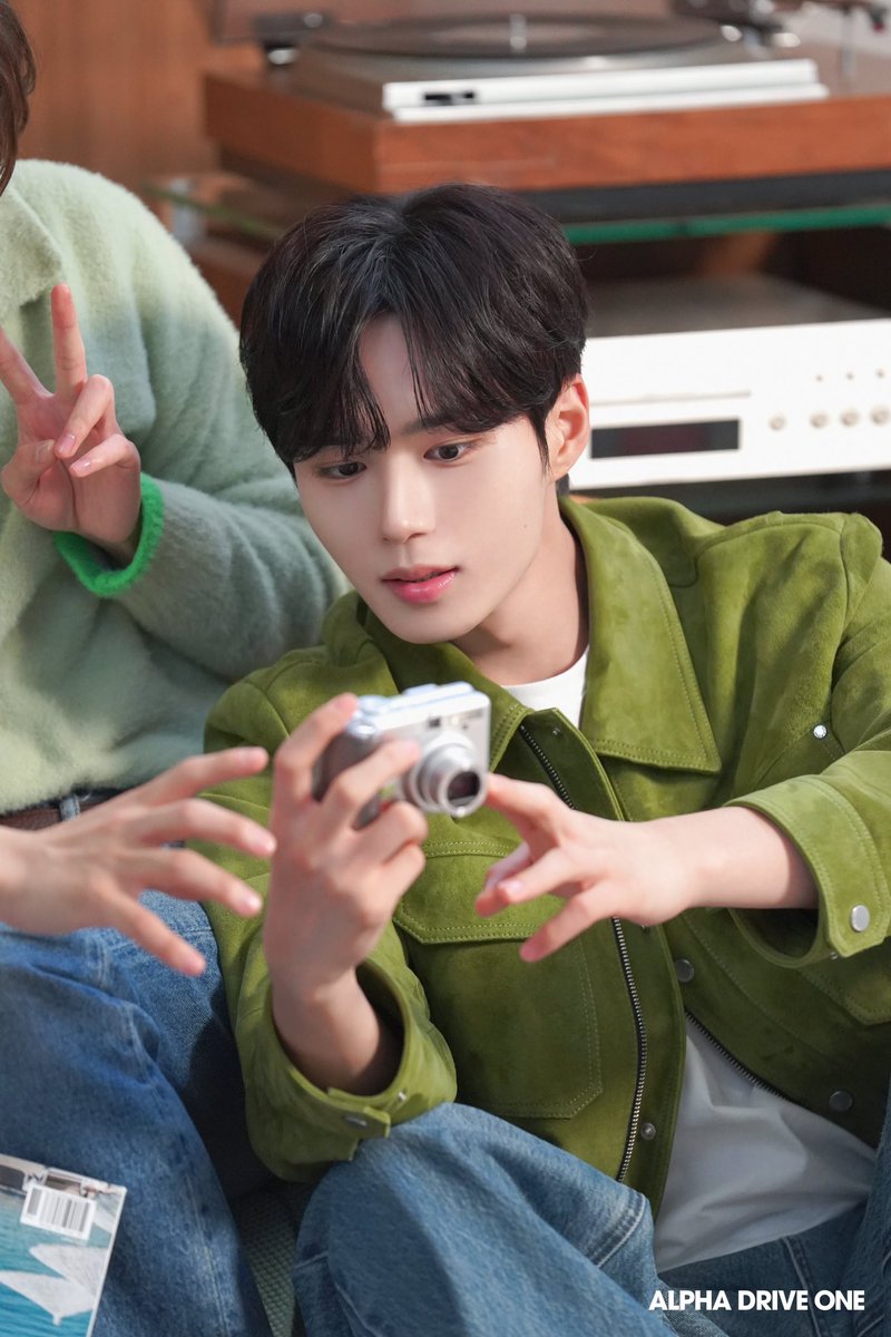 kumzzan's tweet photo. 251203 플러스챗 

브링그린 비하인드 포토

#준서 #JUNSEO  
#알파드라이브원 #ALPHADRIVEONE #ALD1 https://t.co/oKfpxdYlmt