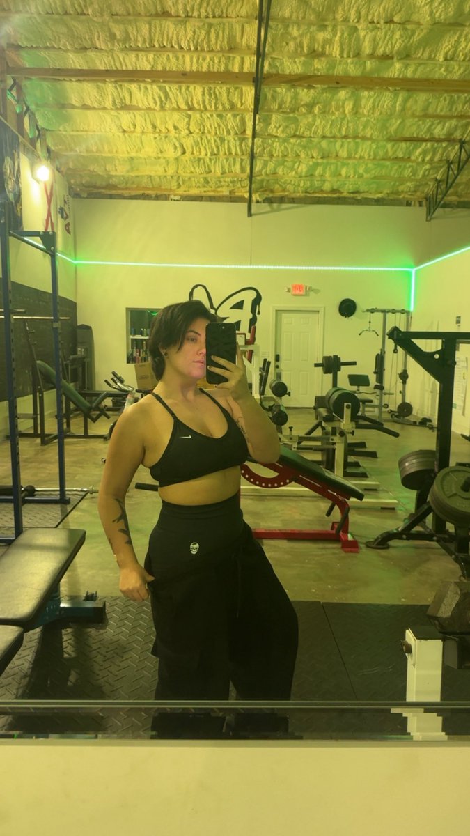 Still lifting heavy shit. 
But the waist is shrinking💅🏻