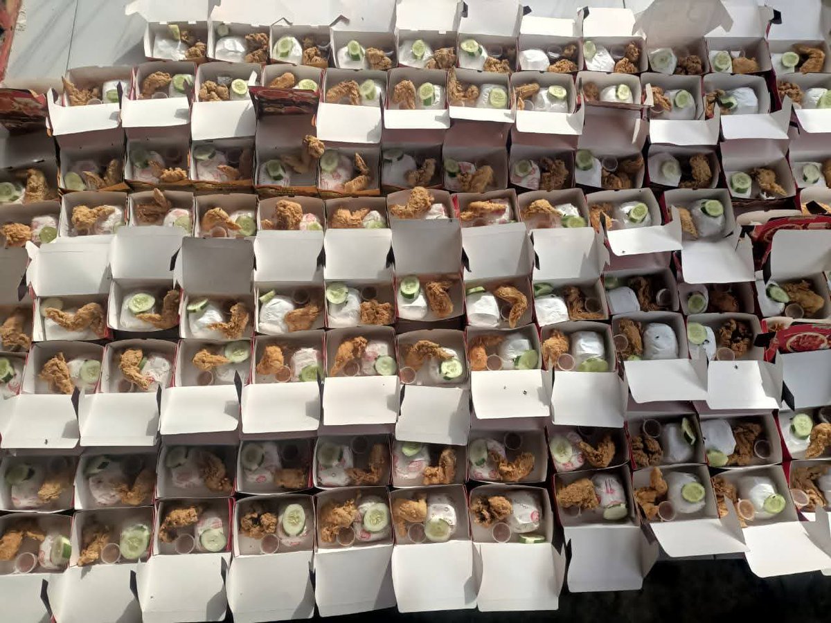 anhneliese's tweet image. habis dapat pesenan ayam geprek 100 box. rasanya seneng bangettt, semenjak buka geprek ini alhamdulilah selalu laku🥹🥹🤍 oiya ini aku jual nya 6.500 per box. untung dikit gapapa, yang penting usaha ku jalan 🤍