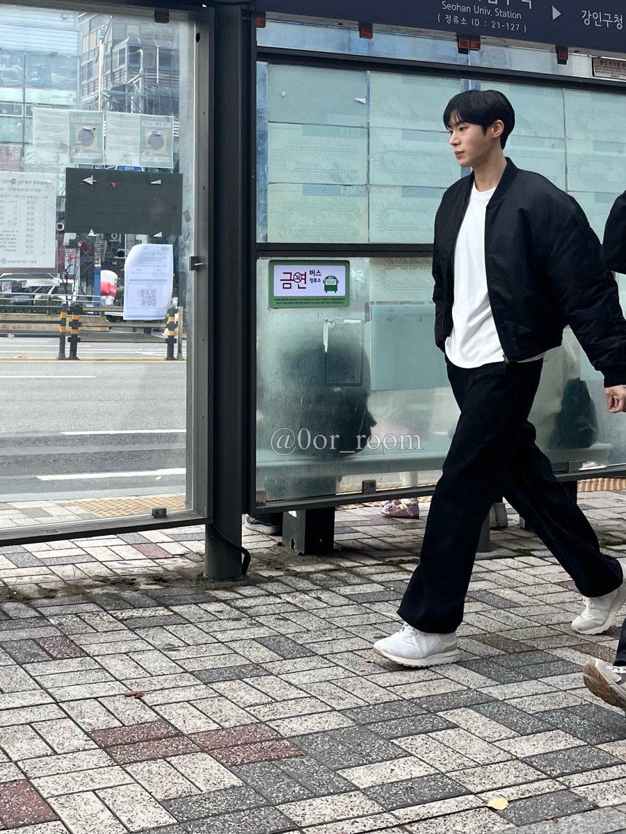 0or_room's tweet photo. 오늘 같은 착장 목격담이 올라왔길래🫣 커피 사러 갔는데 최애가 눈 앞에 있을 때의 기분을 서술하시오…✏️
저 간 콩만한데 코 앞에서 보고 놀라서 제대로 못찍엇지만..♡ 영우 머리가 너무 쪼꼬맣고 동그랫어요🍡 https://t.co/zW26Gku07P
