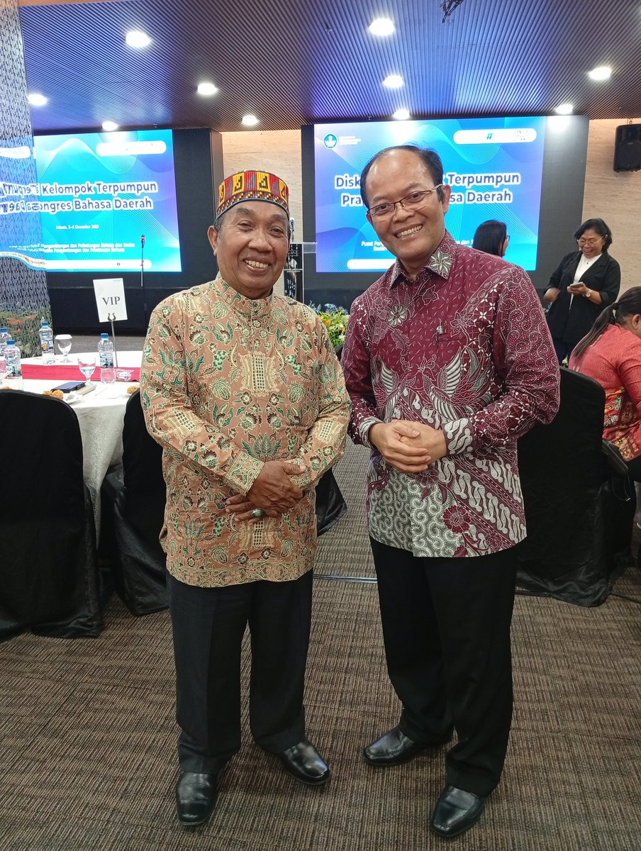 medyahus's tweet photo. Usai Pembukaan Diskusi Kelompok Terpumpun Pra Kongres Bahasa Daerah di Grend Mercure Harmoni Jakarta Pusat, | Photo Saya Medya Hus bersama Pak Hafidz Muksin | #bdanbahasa #balaibahasa https://t.co/oKlsLOEpzx