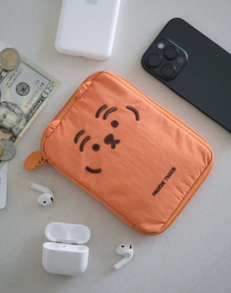 _DeNoir's tweet image. 안녕허삽니까..
12/2 매드해터 관람 후 아래 파우치를 분실했어요..
드아센 1층 투썸 화장실에서 잃어버렸고 육전국밥 앞에서 바로 돌아갔는데 없어졌습니다ㅜ
맫햍 티켓과 도장판, 신분증, 아래 폴라 들어있습니다.. 내 밥상머리 폴라... 없으면 밥 못먹음.. 제발 찾을 수 있기를..
@LOSTnFOUND_YMD