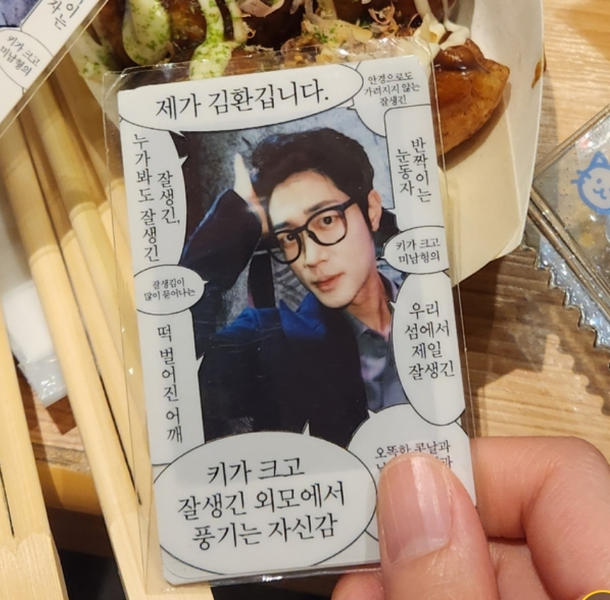 _DeNoir's tweet image. 안녕허삽니까..
12/2 매드해터 관람 후 아래 파우치를 분실했어요..
드아센 1층 투썸 화장실에서 잃어버렸고 육전국밥 앞에서 바로 돌아갔는데 없어졌습니다ㅜ
맫햍 티켓과 도장판, 신분증, 아래 폴라 들어있습니다.. 내 밥상머리 폴라... 없으면 밥 못먹음.. 제발 찾을 수 있기를..
@LOSTnFOUND_YMD