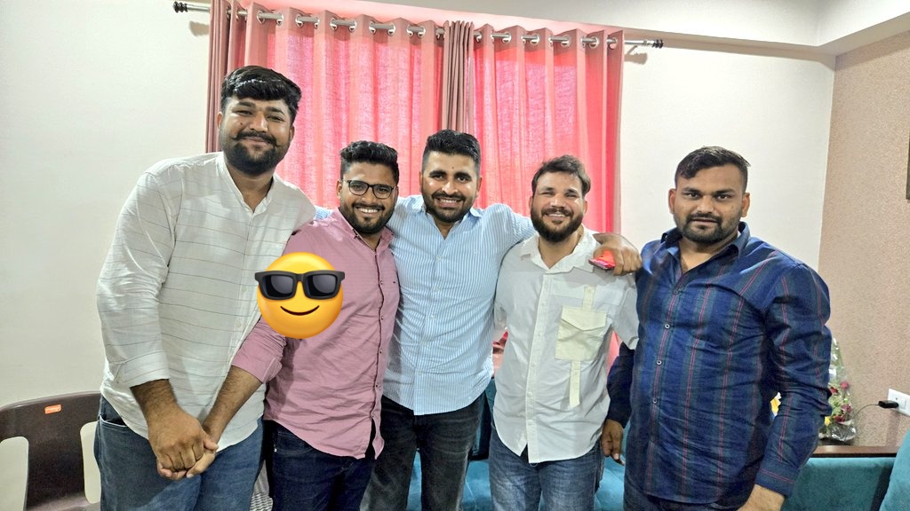 Radhemahwa's tweet photo. राजस्थान की शान,युवाओं की पहचान, ओजस्वी वक्ता और कर्मठ विधायक बड़े भाई श्री रविन्द्र सिंह भाटी जी को जन्मदिवस की हार्दिक बधाई एवं शुभकामनाएं। @RavindraBhati__

◾आज का हैशटैग 👇👇
#HappybirthdayRSB https://t.co/oEb1A8WjbT
