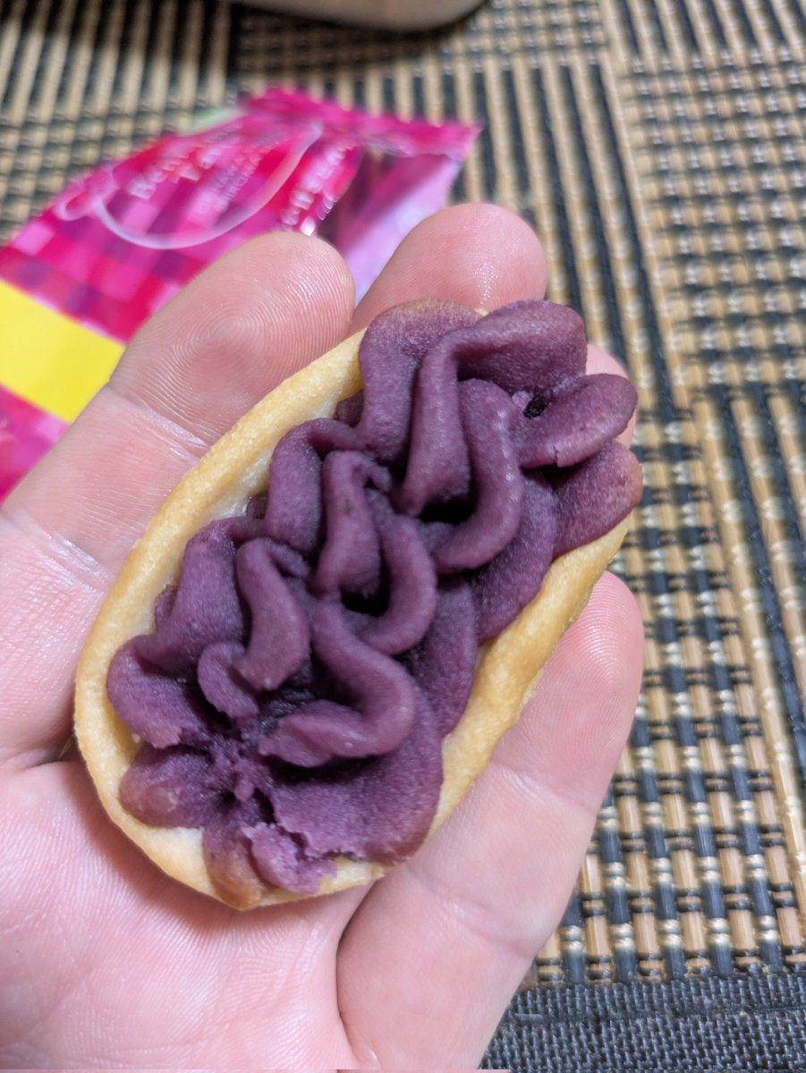 LOVETVcom's tweet photo. 定番じゃない所の紅芋タルト。
若干クオリティーが低い感じだけど、味は普通に美味しい。 https://t.co/k5PJ0wfHpr