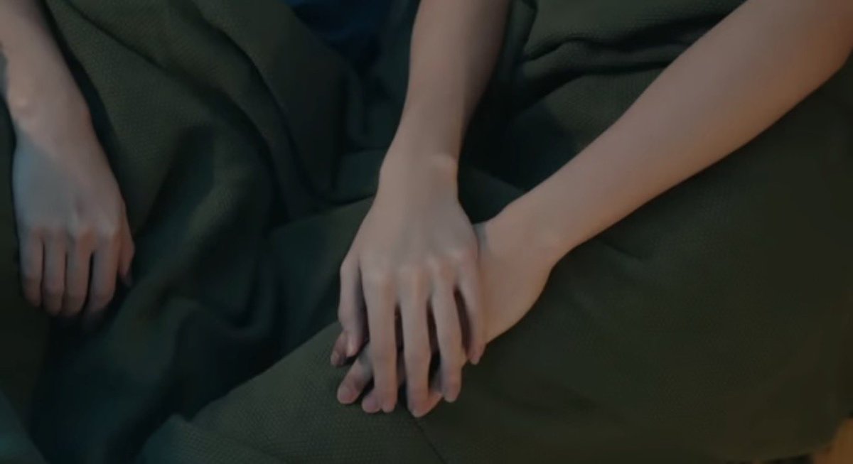 Risly_nn's tweet image. ได้ฮินต์จากเพจเมื่อกี้นี้เอง ผ้าห่มของ KO1 กับ KO2 เป็นสีเขียวเข้ม แต่ตอนจับมือกันช่วงท้ายเทรลเลอร์กลับเป็นสีเขียวอ่อน แบบนี้ก็คือของ AugurAchi ใช่มั้ยล่ะ ก็คือของ KenPaul เลย omg!!! ไม่ใช่ของ AlmondProgress นะ!😭🫣
#WhenOrangesFall #AlmondProgress #KenPaul