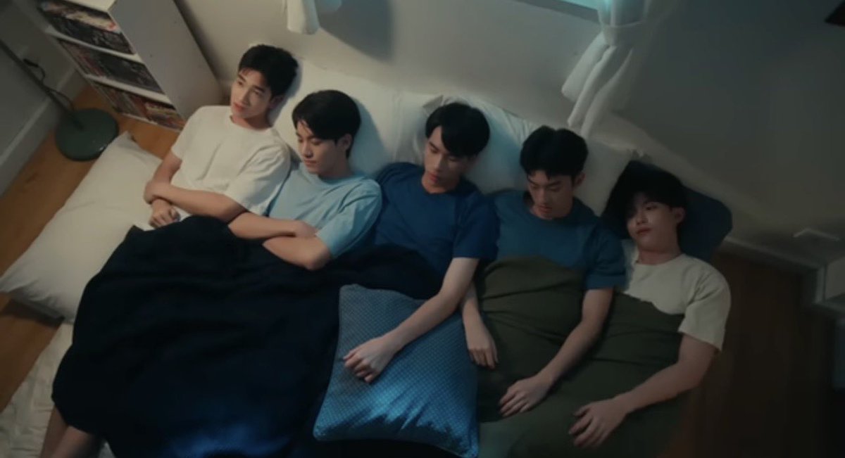 Risly_nn's tweet image. ได้ฮินต์จากเพจเมื่อกี้นี้เอง ผ้าห่มของ KO1 กับ KO2 เป็นสีเขียวเข้ม แต่ตอนจับมือกันช่วงท้ายเทรลเลอร์กลับเป็นสีเขียวอ่อน แบบนี้ก็คือของ AugurAchi ใช่มั้ยล่ะ ก็คือของ KenPaul เลย omg!!! ไม่ใช่ของ AlmondProgress นะ!😭🫣
#WhenOrangesFall #AlmondProgress #KenPaul