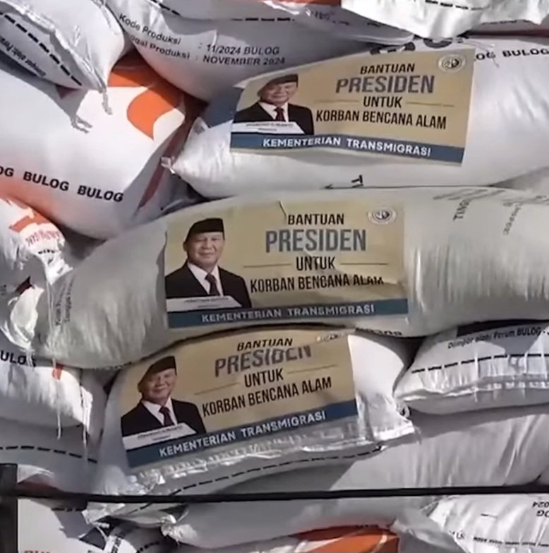 IndoPopBase's tweet image. Fifty tons of Sumatra relief rice were sent with Prabowo Subianto’s face on it.