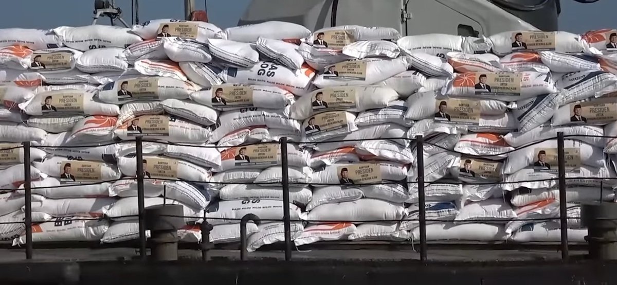 IndoPopBase's tweet image. Fifty tons of Sumatra relief rice were sent with Prabowo Subianto’s face on it.