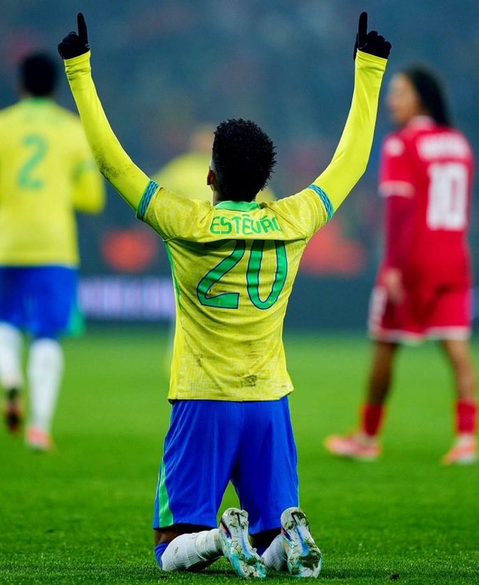 Grateful hearts rise early 🙏🏽  
A new day, a fresh start, and endless possibilities.  

If you’re reading this, you’re blessed.  
Good morning, fam — let’s go win the day! 💪🏽🌄💙