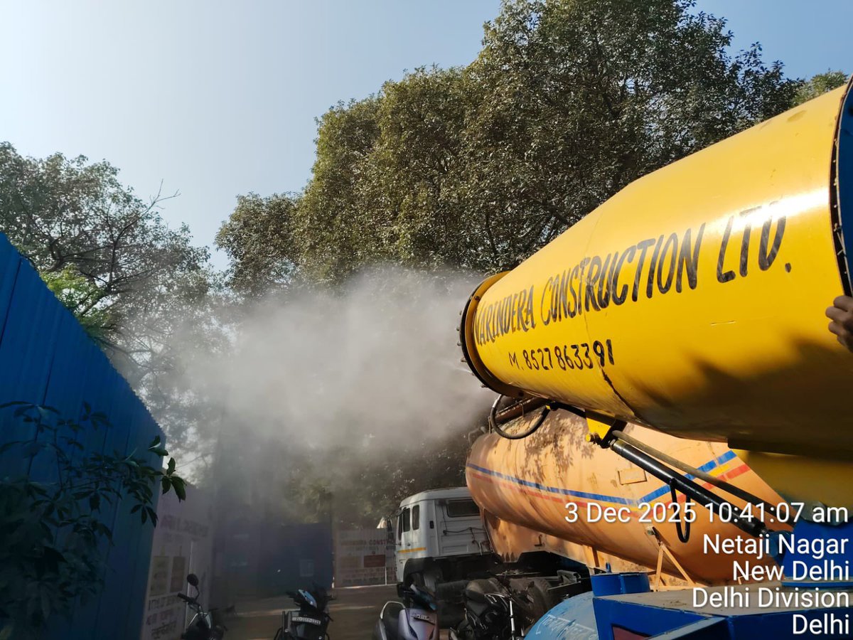 DCSOUTHZONE's tweet image. MCD teams are on the ground intensifying measures at pollution hotspots—mechanized sweeping, anti-dust drives, and strict action on waste burning. Together, we’re working to clear the air for a healthier Delhi. 
#MCDForCleanAir #AirPollutionControl