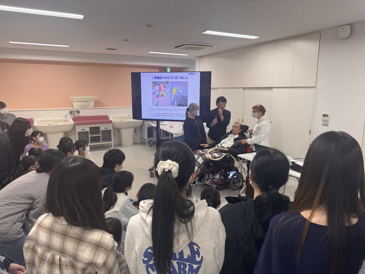 2年生の在宅看護学概論の授業で日本ALS協会東京都支部にご協力頂き、ALS療養者さんとそのご家族、ヘルパーさん、またALS療養者家族(遺族)の皆様にお越し頂きました。したい生活や望む生活、生活の実際や環境についてお話し頂き、とても学びの多い時間を過ごしました。