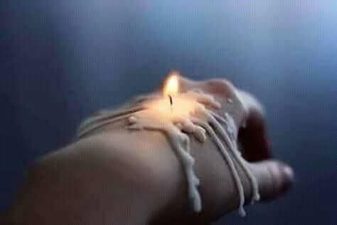 ہمارے شہر میں ہے وہ گریز کا عالَم ،
چراغ بھی نا جلائے چراغ سے کوئی۔