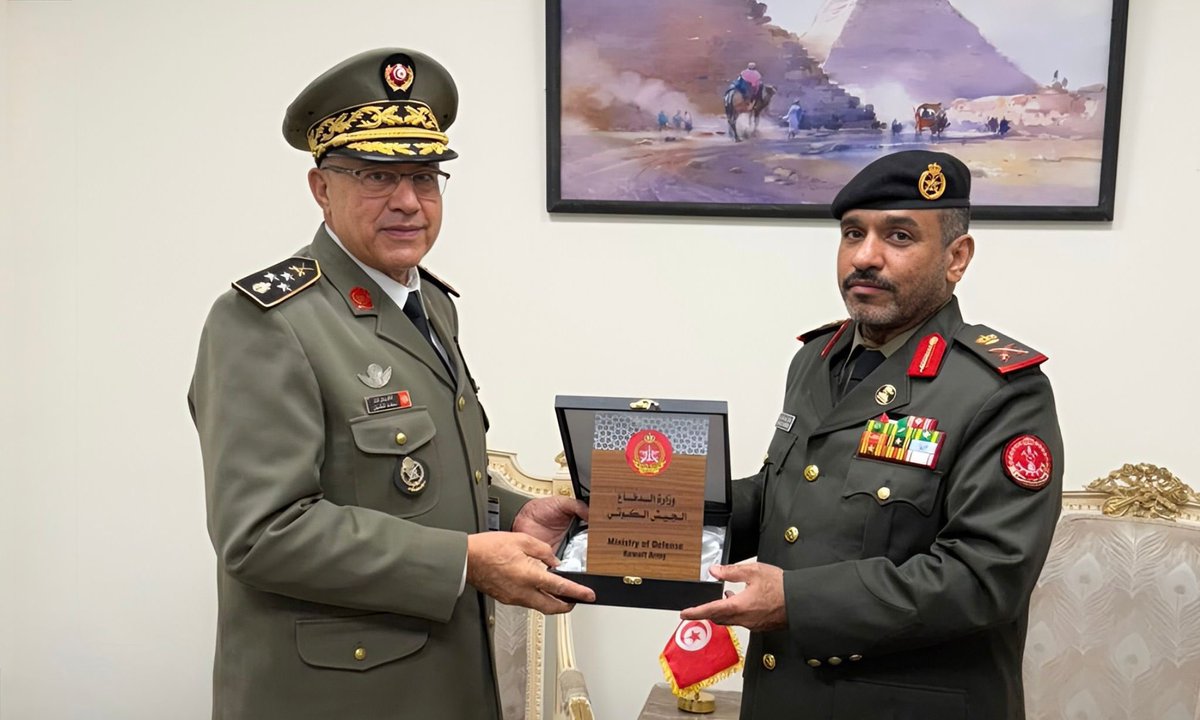 KuwaitArmyGHQ's tweet photo. معاون رئيس الأركان العامة لهيئة الإمداد والتموين يلتقي عدداً من قادة الوفود العسكرية على هامش معرض مصر الدولي للصناعات الدفاعية EDEX 2025

ترأس اللواء ركن مهندس صلاح سعود العازمي، معاون رئيس الأركان العامة للجيش لهيئة الإمداد والتموين، وفد الجيش الكويتي المشارك في فعاليات المعرض الدولي الرابع للصناعات الدفاعية (EDEX 2025)، والذي تستضيفه العاصمة المصرية القاهرة خلال الفترة من 1 إلى 4 ديسمبر الجاري. ويُعد المعرض أحد أكبر المنصات الإقليمية والدولية المتخصصة في منظومات التسليح والدفاع والأمن، حيث يجمع نخبة من الشركات العالمية والمؤسسات العسكرية لعرض أحدث التقنيات الدفاعية والابتكارات المرتبطة بأنظمة التسليح الحديثة ودعم جهود التطوير والجاهزية.

وعلى هامش فعاليات المعرض، التقى اللواء ركن مهندس صلاح سعود العازمي مع رئيس أركان حرب القوات المسلحة بجمهورية مصر العربية الشقيقة الفريق أحمد فتحي خليفة، كما التقى برئيس أركان جيش البر بجمهورية تونس الشقيقة الفريق أول محمد الغول، حيث جرى خلال اللقائين استعراض علاقات التعاون العسكري بين البلدين، وبحث فرص تعزيزها في مجالات الإمداد والتموين والدعم اللوجستي، إضافة إلى تبادل وجهات النظر حول عدد من الموضوعات ذات الاهتمام المشترك بما يخدم الجهود العسكرية المتبادلة.

كما التقى معاون هيئة الإمداد والتموين مع عدد من رؤساء الوفود العسكرية المشاركة في المعرض، جرى خلالها بحث آفاق التعاون وسبل الاستفادة من التجارب الدولية في مجالات الصناعات الدفاعية والإمداد العسكري، إلى جانب الاطلاع على أحدث ما تعرضه الشركات العالمية من تقنيات وأنظمة تدعم عمليات التطوير والتحديث في المؤسسات العسكرية.

#الجيش_الكويتي
#EDEX2025