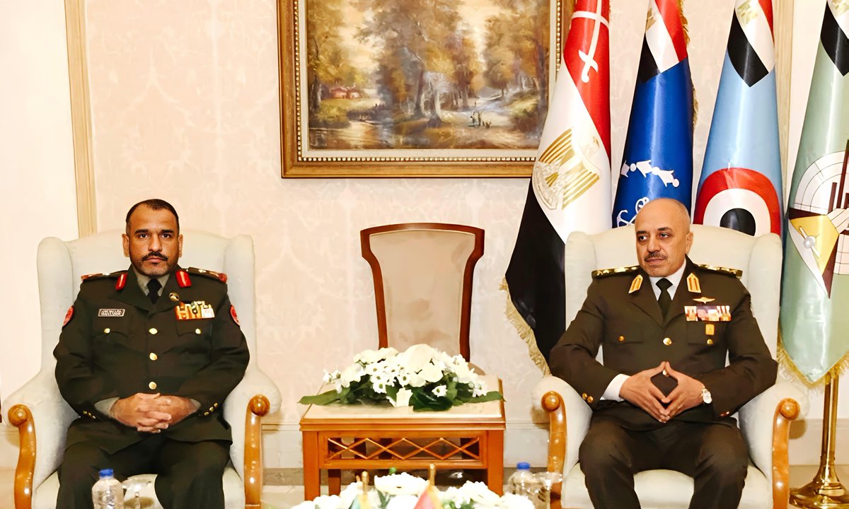 KuwaitArmyGHQ's tweet photo. معاون رئيس الأركان العامة لهيئة الإمداد والتموين يلتقي عدداً من قادة الوفود العسكرية على هامش معرض مصر الدولي للصناعات الدفاعية EDEX 2025

ترأس اللواء ركن مهندس صلاح سعود العازمي، معاون رئيس الأركان العامة للجيش لهيئة الإمداد والتموين، وفد الجيش الكويتي المشارك في فعاليات المعرض الدولي الرابع للصناعات الدفاعية (EDEX 2025)، والذي تستضيفه العاصمة المصرية القاهرة خلال الفترة من 1 إلى 4 ديسمبر الجاري. ويُعد المعرض أحد أكبر المنصات الإقليمية والدولية المتخصصة في منظومات التسليح والدفاع والأمن، حيث يجمع نخبة من الشركات العالمية والمؤسسات العسكرية لعرض أحدث التقنيات الدفاعية والابتكارات المرتبطة بأنظمة التسليح الحديثة ودعم جهود التطوير والجاهزية.

وعلى هامش فعاليات المعرض، التقى اللواء ركن مهندس صلاح سعود العازمي مع رئيس أركان حرب القوات المسلحة بجمهورية مصر العربية الشقيقة الفريق أحمد فتحي خليفة، كما التقى برئيس أركان جيش البر بجمهورية تونس الشقيقة الفريق أول محمد الغول، حيث جرى خلال اللقائين استعراض علاقات التعاون العسكري بين البلدين، وبحث فرص تعزيزها في مجالات الإمداد والتموين والدعم اللوجستي، إضافة إلى تبادل وجهات النظر حول عدد من الموضوعات ذات الاهتمام المشترك بما يخدم الجهود العسكرية المتبادلة.

كما التقى معاون هيئة الإمداد والتموين مع عدد من رؤساء الوفود العسكرية المشاركة في المعرض، جرى خلالها بحث آفاق التعاون وسبل الاستفادة من التجارب الدولية في مجالات الصناعات الدفاعية والإمداد العسكري، إلى جانب الاطلاع على أحدث ما تعرضه الشركات العالمية من تقنيات وأنظمة تدعم عمليات التطوير والتحديث في المؤسسات العسكرية.

#الجيش_الكويتي
#EDEX2025