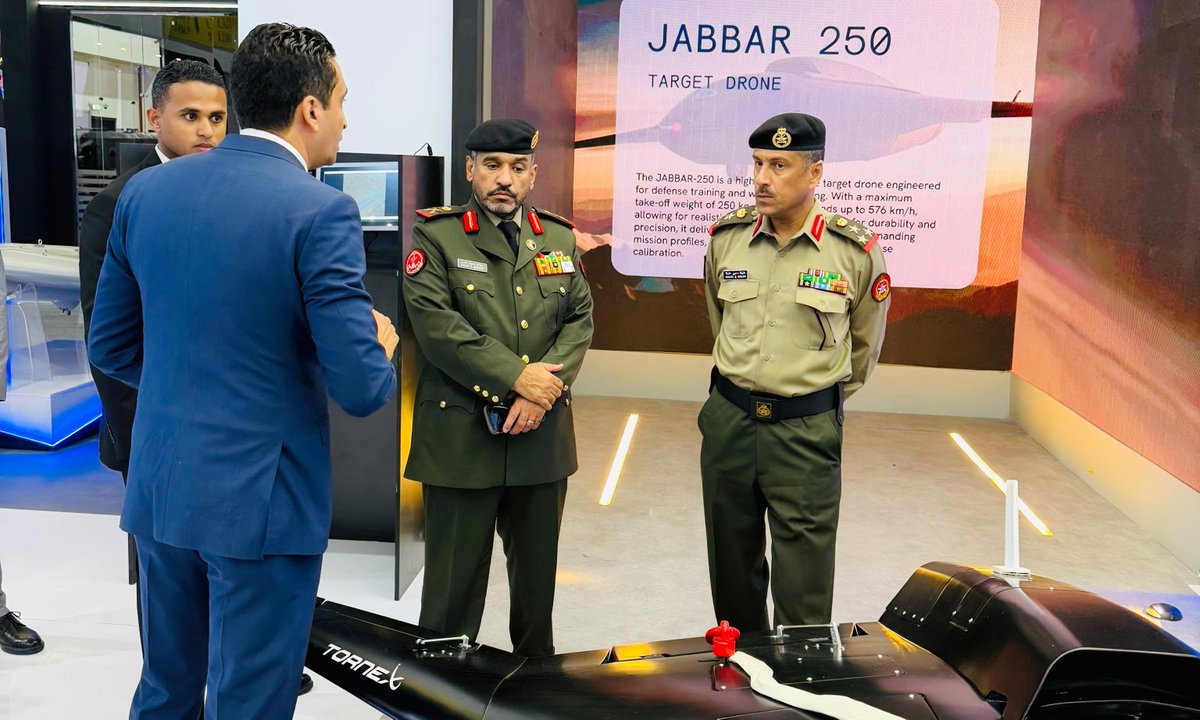 KuwaitArmyGHQ's tweet photo. معاون رئيس الأركان العامة لهيئة الإمداد والتموين يلتقي عدداً من قادة الوفود العسكرية على هامش معرض مصر الدولي للصناعات الدفاعية EDEX 2025

ترأس اللواء ركن مهندس صلاح سعود العازمي، معاون رئيس الأركان العامة للجيش لهيئة الإمداد والتموين، وفد الجيش الكويتي المشارك في فعاليات المعرض الدولي الرابع للصناعات الدفاعية (EDEX 2025)، والذي تستضيفه العاصمة المصرية القاهرة خلال الفترة من 1 إلى 4 ديسمبر الجاري. ويُعد المعرض أحد أكبر المنصات الإقليمية والدولية المتخصصة في منظومات التسليح والدفاع والأمن، حيث يجمع نخبة من الشركات العالمية والمؤسسات العسكرية لعرض أحدث التقنيات الدفاعية والابتكارات المرتبطة بأنظمة التسليح الحديثة ودعم جهود التطوير والجاهزية.

وعلى هامش فعاليات المعرض، التقى اللواء ركن مهندس صلاح سعود العازمي مع رئيس أركان حرب القوات المسلحة بجمهورية مصر العربية الشقيقة الفريق أحمد فتحي خليفة، كما التقى برئيس أركان جيش البر بجمهورية تونس الشقيقة الفريق أول محمد الغول، حيث جرى خلال اللقائين استعراض علاقات التعاون العسكري بين البلدين، وبحث فرص تعزيزها في مجالات الإمداد والتموين والدعم اللوجستي، إضافة إلى تبادل وجهات النظر حول عدد من الموضوعات ذات الاهتمام المشترك بما يخدم الجهود العسكرية المتبادلة.

كما التقى معاون هيئة الإمداد والتموين مع عدد من رؤساء الوفود العسكرية المشاركة في المعرض، جرى خلالها بحث آفاق التعاون وسبل الاستفادة من التجارب الدولية في مجالات الصناعات الدفاعية والإمداد العسكري، إلى جانب الاطلاع على أحدث ما تعرضه الشركات العالمية من تقنيات وأنظمة تدعم عمليات التطوير والتحديث في المؤسسات العسكرية.

#الجيش_الكويتي
#EDEX2025
