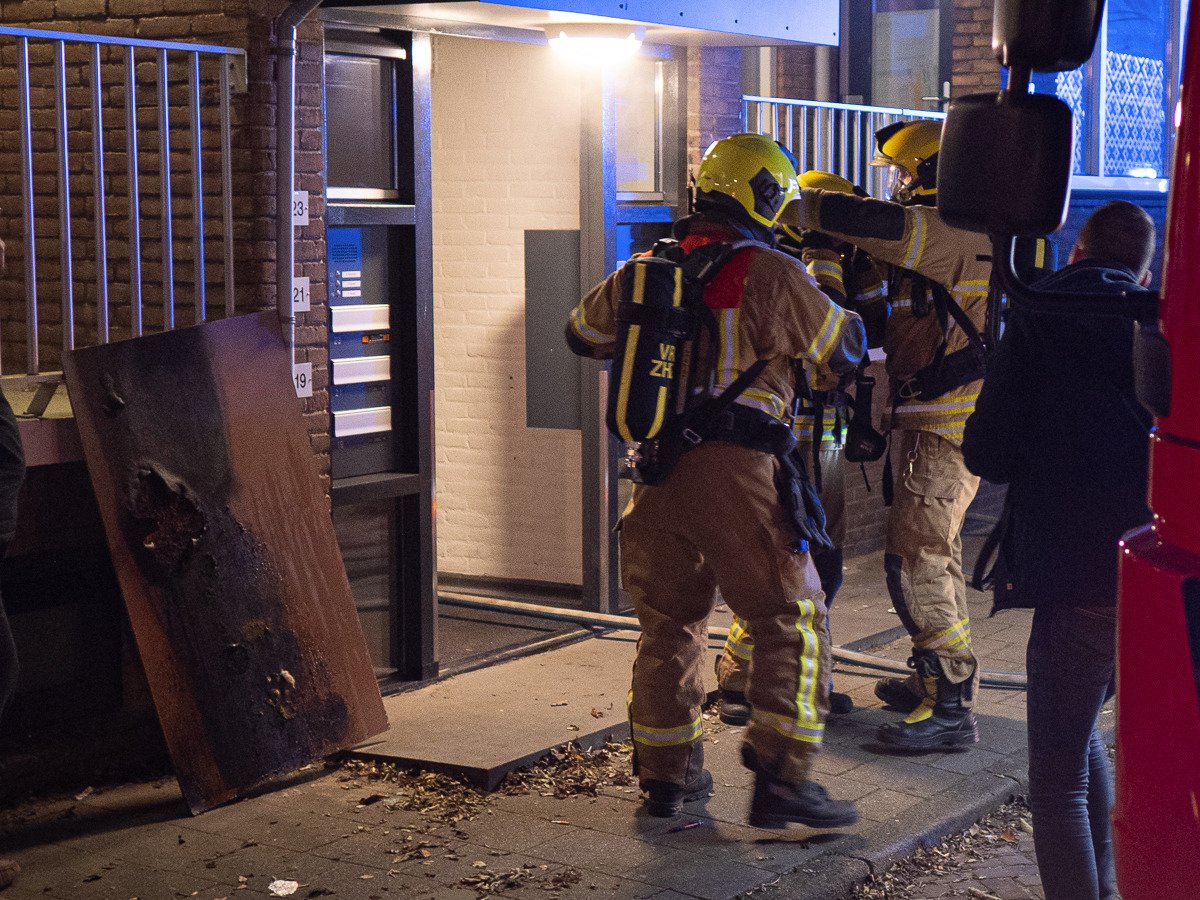 Brandweer blust kleine brand bij portiekwoning