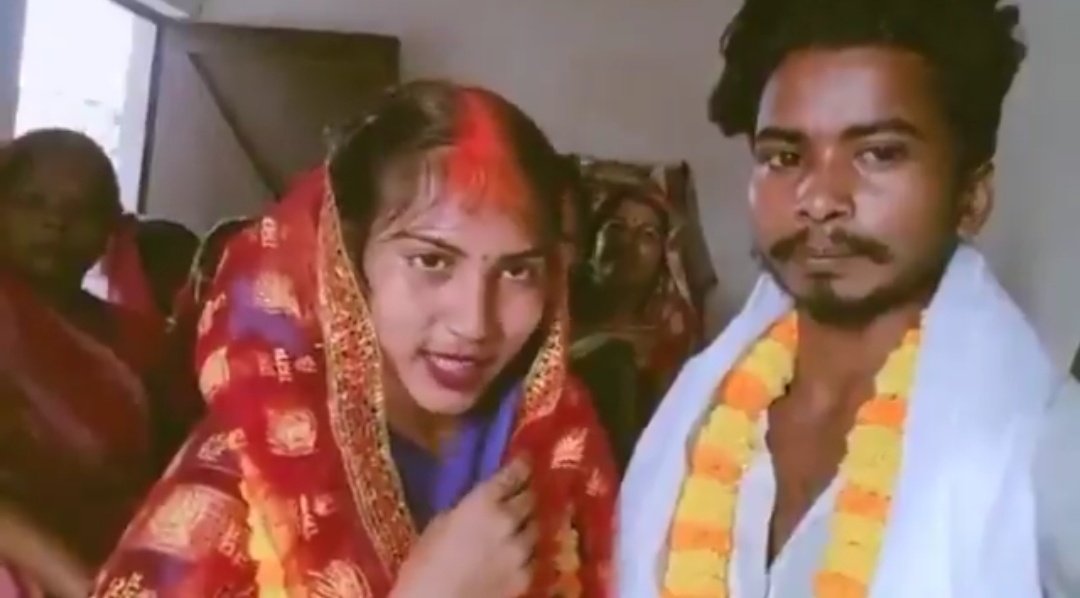 ये लड़की पांच किलो राशन पर ज़िंदा रहने वाले इस लौंडे के साथ भाग गई है,
और ब्याह कर ली है,

अब उलटा अपने माँ -बाप को धमकी दे रही है कि 
हमको ढूंढने का कोशिश ना करो,
ज्यादा उड़ोगे तो उलटा केस कर देंगे,