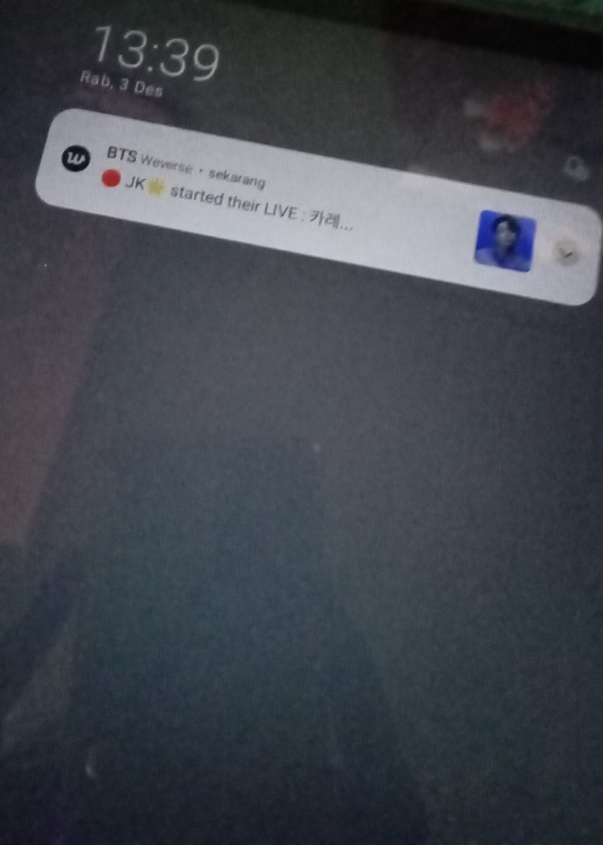 Demi apa gw kan bangun tidur trs scroll tl nah pas baca twt sara ini tbtb ada notif masuk eh dd live 😭😭😭