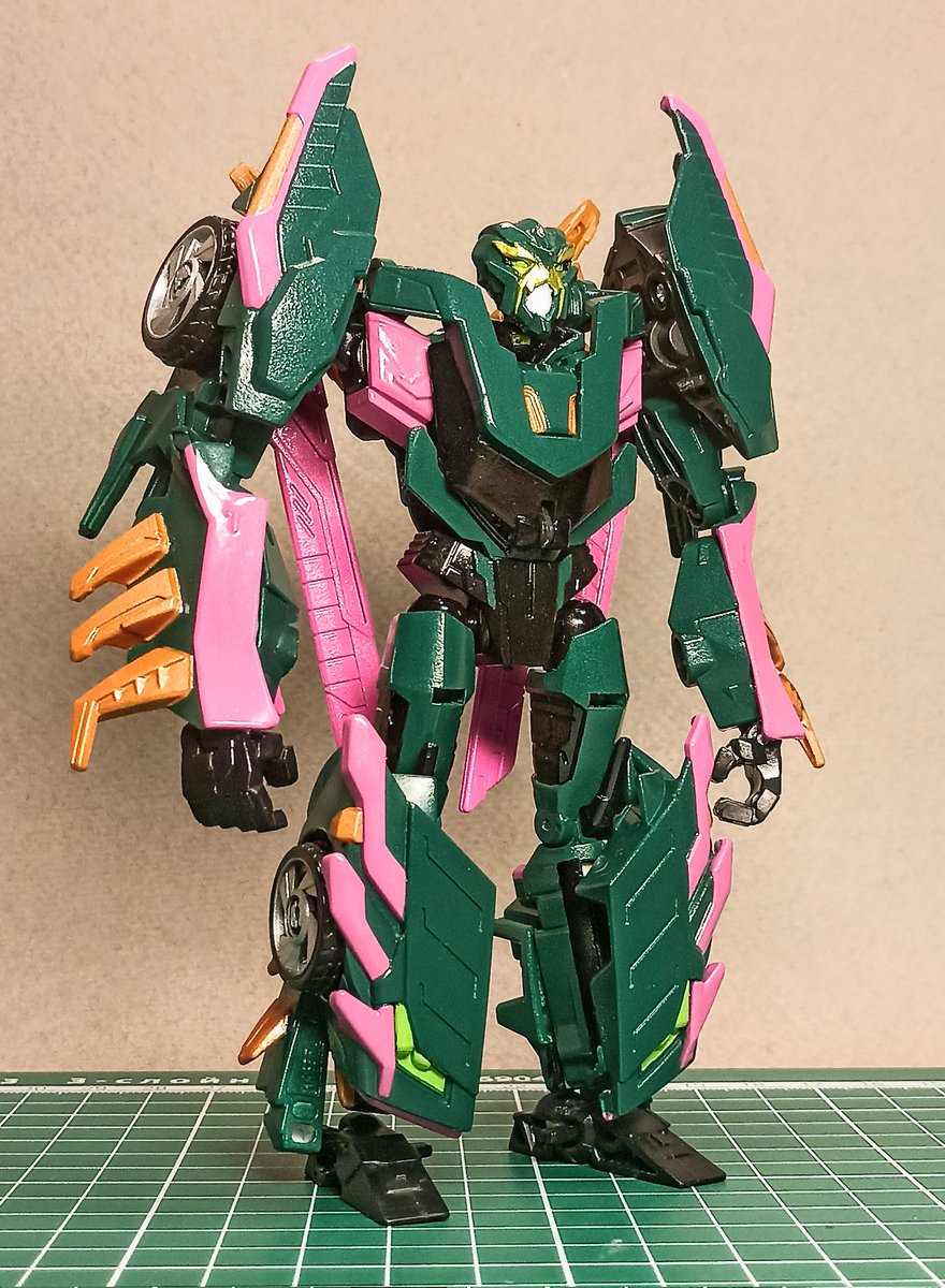 Interferencer_'s tweet photo. He's probably one of the quickest custom I've done so far: just one and a half day were spent on him. 

[ 2 / 4 ]
#maccadam #Transformers #BeastWars #Geckobot https://t.co/oWgFxPJBti