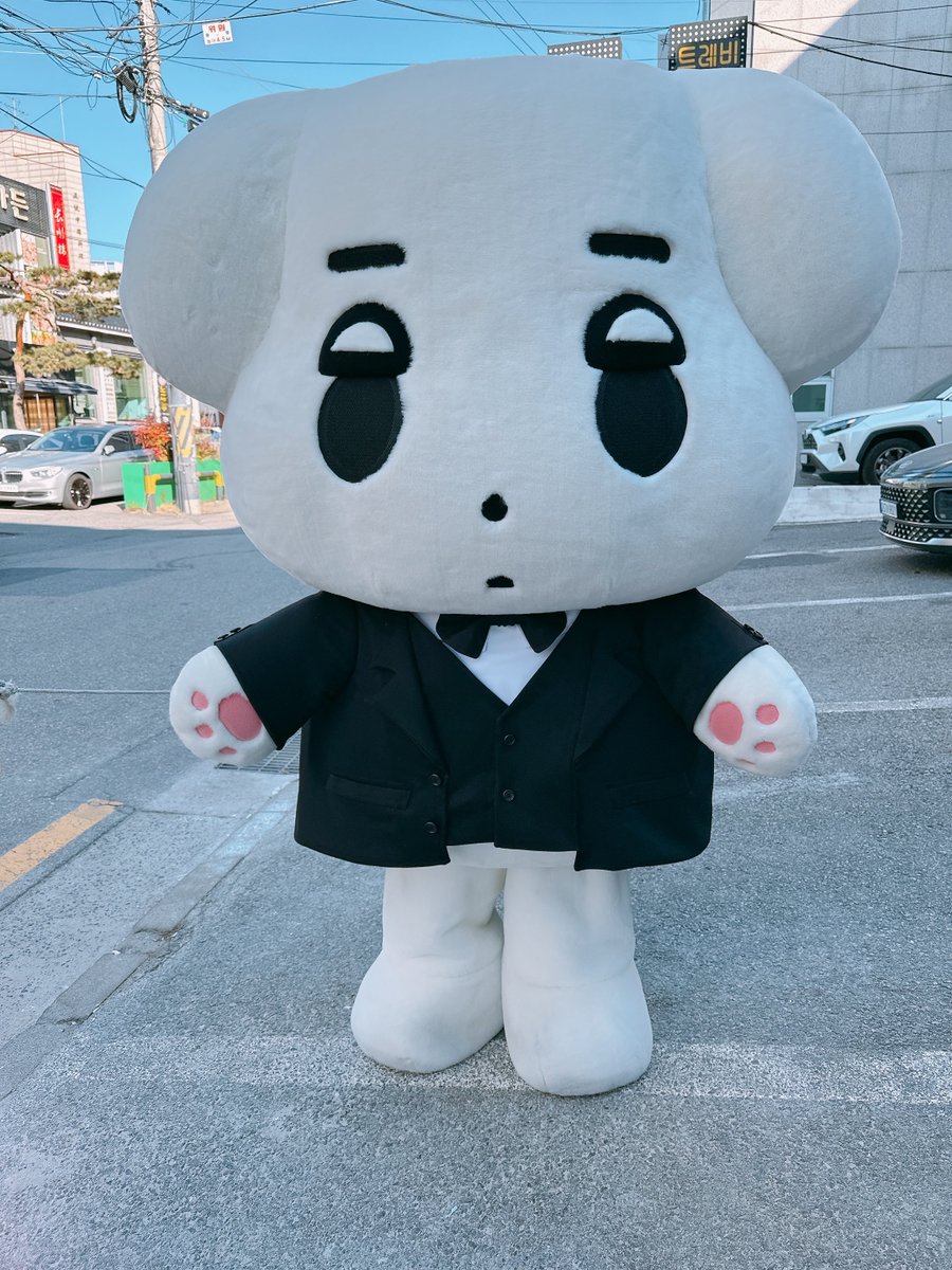 jikjik's head is so big they couldn't go into the cafe 😭