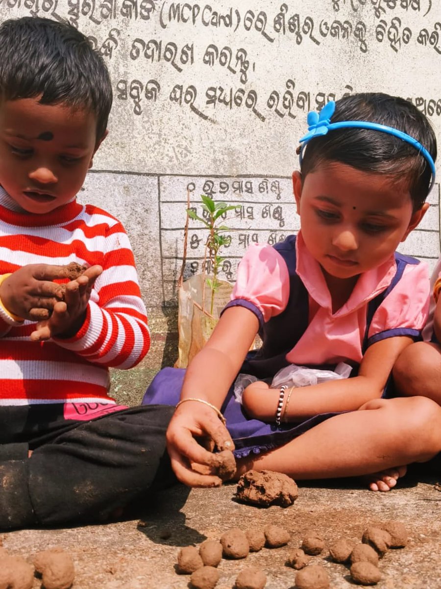 WCDOdisha's tweet image. Little hands, big imagination! 🌱👶
Preschoolers at an AWC in Jajpur explored the joy of clay modelling, shaping and learning while staying connected to Mother Earth.

A beautiful blend of creativity, culture and early learning!

#EarlyChildhoodEducation #AWC #Anganwadi