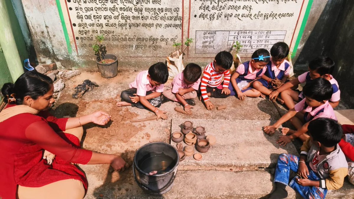 WCDOdisha's tweet image. Little hands, big imagination! 🌱👶
Preschoolers at an AWC in Jajpur explored the joy of clay modelling, shaping and learning while staying connected to Mother Earth.

A beautiful blend of creativity, culture and early learning!

#EarlyChildhoodEducation #AWC #Anganwadi